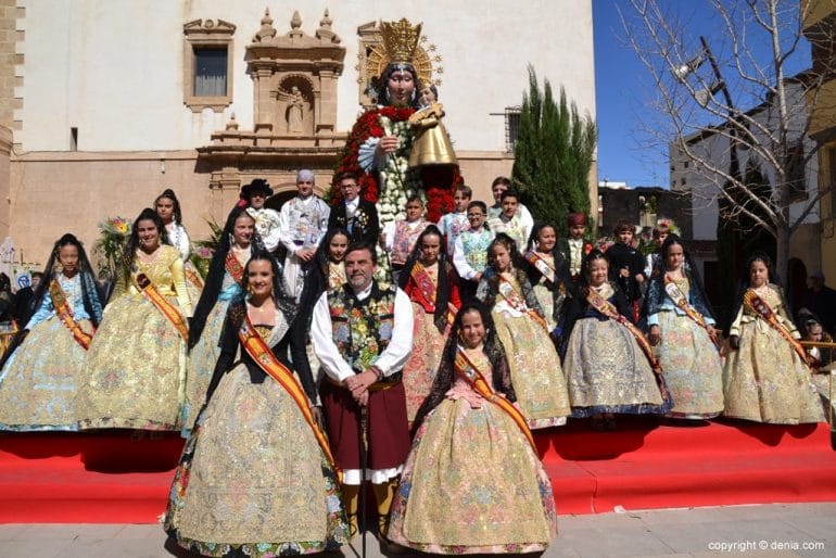 59 Ofrenda de flores en la iglesia - Cargos infantiles de las fallas de Dénia