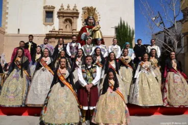 60 Ofrenda de flores en la iglesia – Cargos de las fallas de Dénia