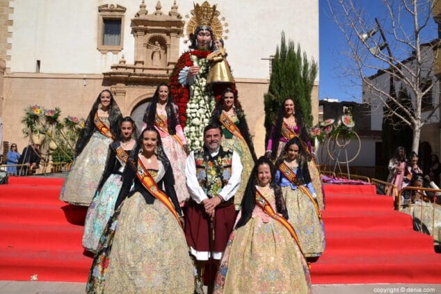 61 ofrenda de flores en la iglesia falleras mayores de denia
