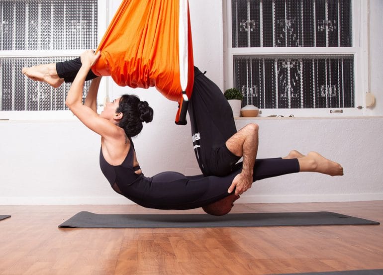 Aeroyoga clases semanales en Denia Om Life Denia
