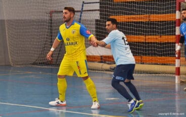 alex pla con un defensor del serelles alcoi