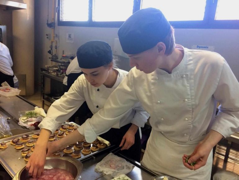 Students of Bergen in cooking practices