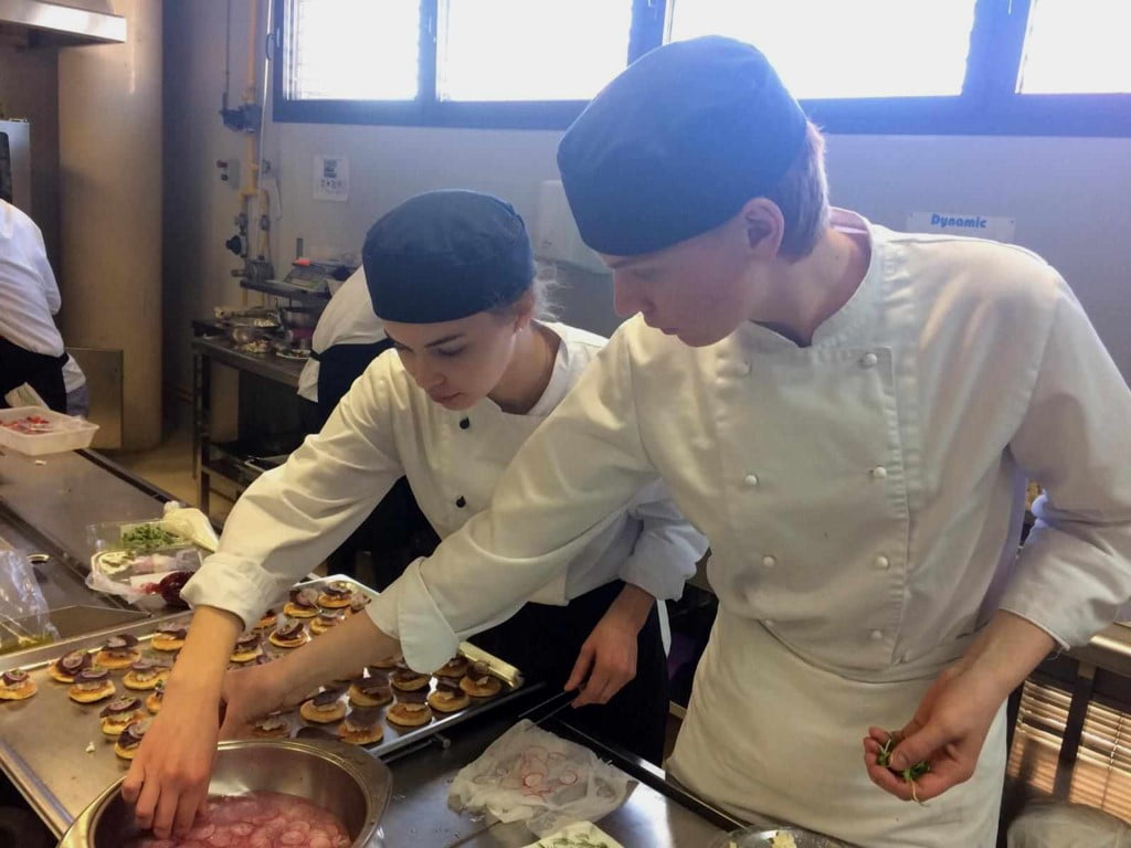 Alumnos de Bergen en prácticas de cocina