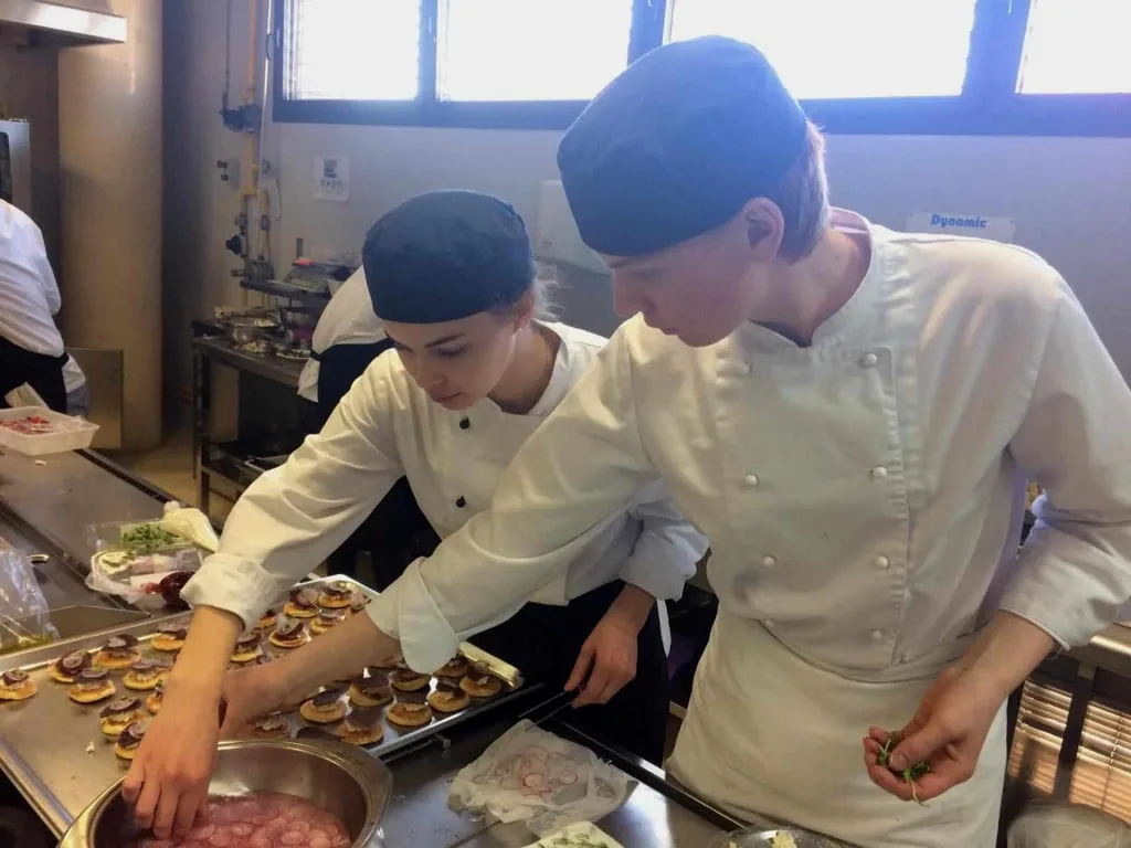Alumnos de Bergen en prácticas de cocina