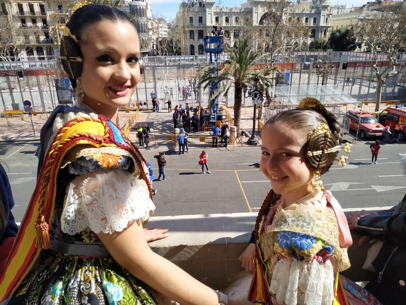 Amparo y Neus en el balcón del Ayuntamiento de València