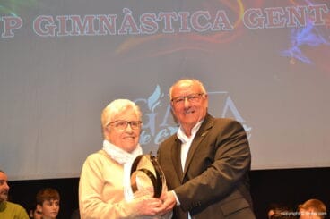 Ángeles Martín recogiendo su trofeo