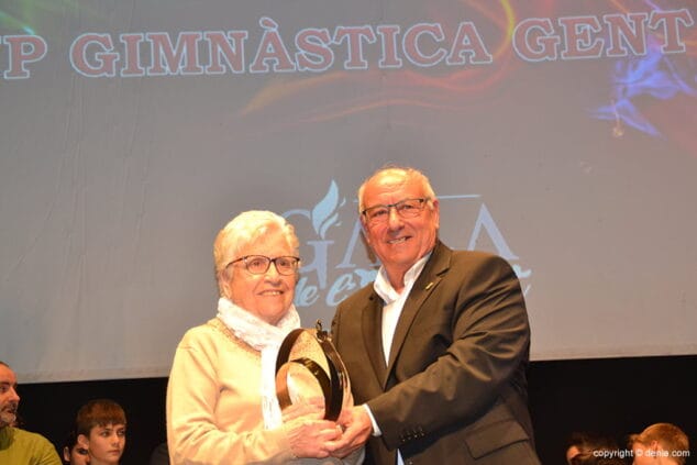 angeles martin recogiendo su trofeo