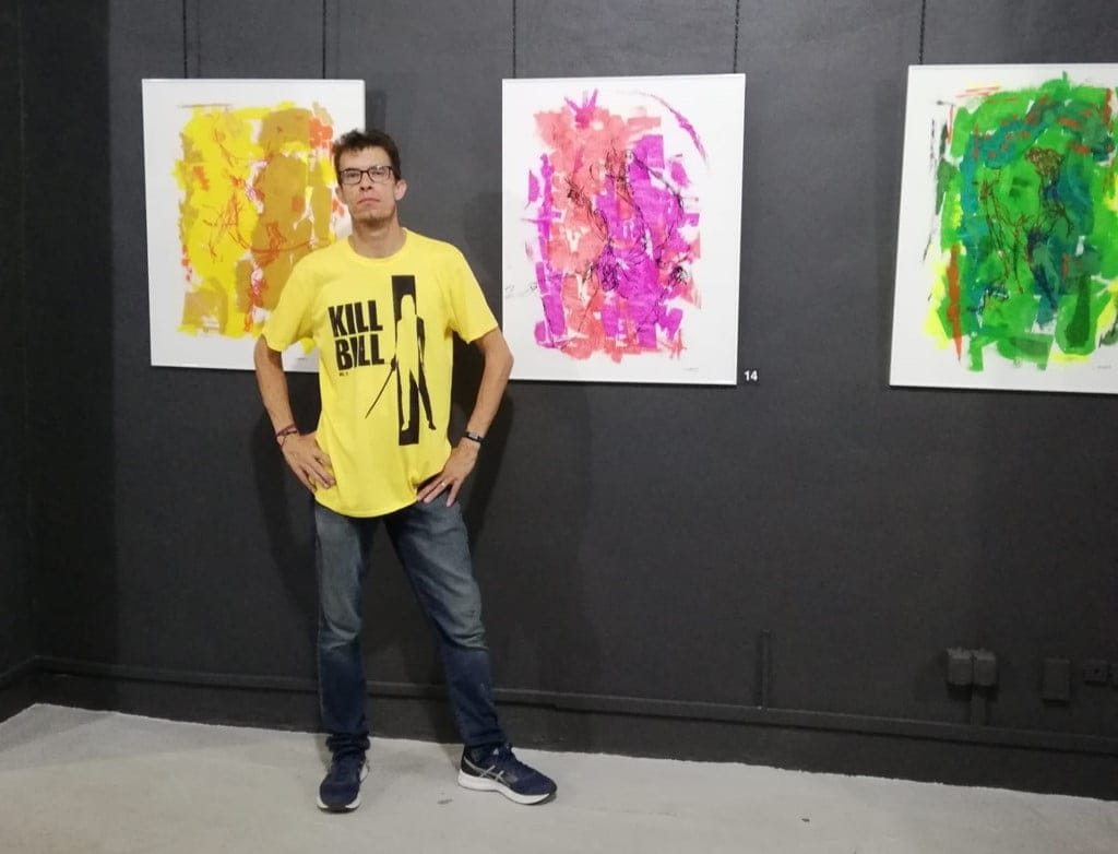Caravaca, el artista de Dénia que rompe las reglas profesionales para dar vida a sus creaciones 2 caravaca frente a algunas de sus obras