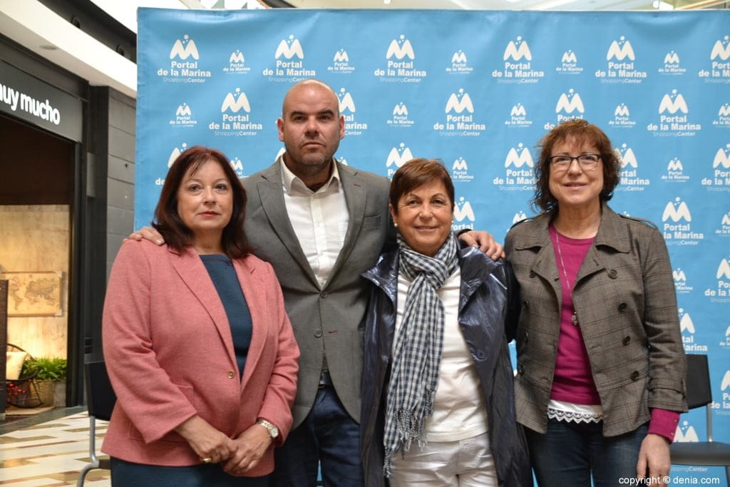 carlos fita con isabel llorca y voluntarias de amunt