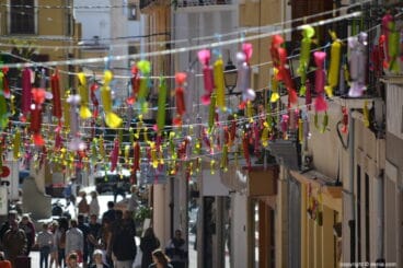 decoració fallera al carrer cop