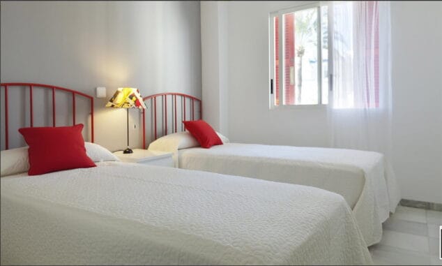 dormitorio con mucha luz deniasol