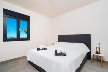 Dormitorio con ventana Aguila Rent a Villa