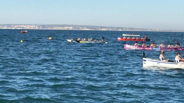 el equipo del club rem marina denia al frente de la regata