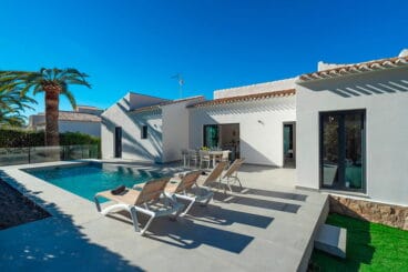 Fachada y piscina Águila Rent a Villa