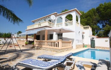 fachada y piscina stella inmo consulting