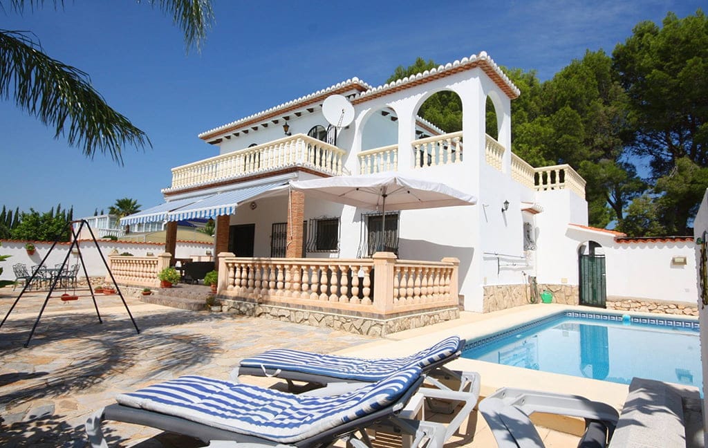 fachada y piscina stella inmo consulting