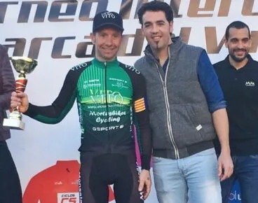 fede ivars con su trofeo