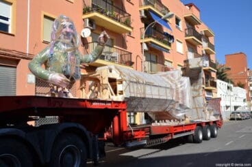 Góndola con piezas de la falla Baix la MAr