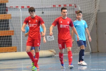 isaac felicitado por su companero tras marcar un gol