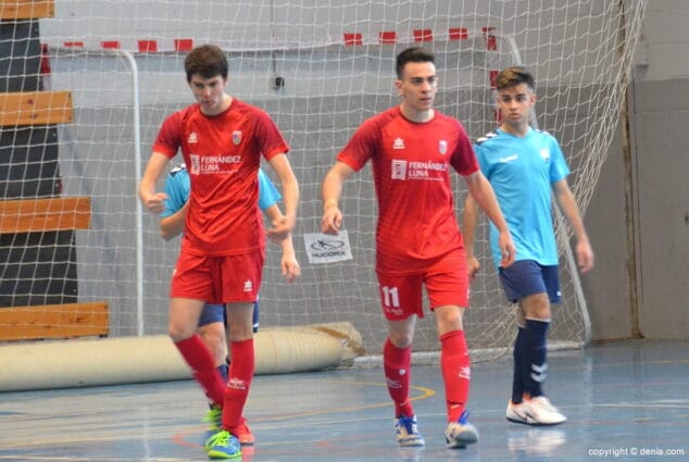 isaac felicitado por su companero tras marcar un gol