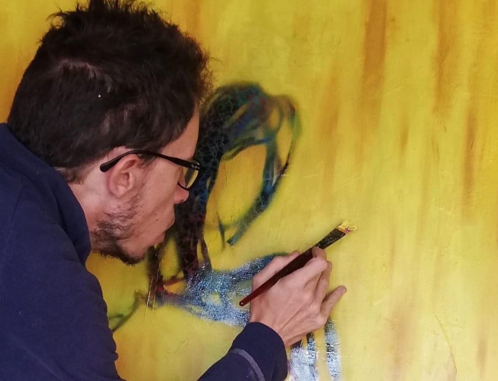 Caravaca, el artista de Dénia que rompe las reglas profesionales para dar vida a sus creaciones 1 juan caravaca pintando uno de sus cuadros