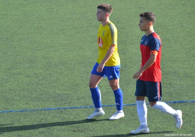 jugador juvenil del cd denia durante un choque