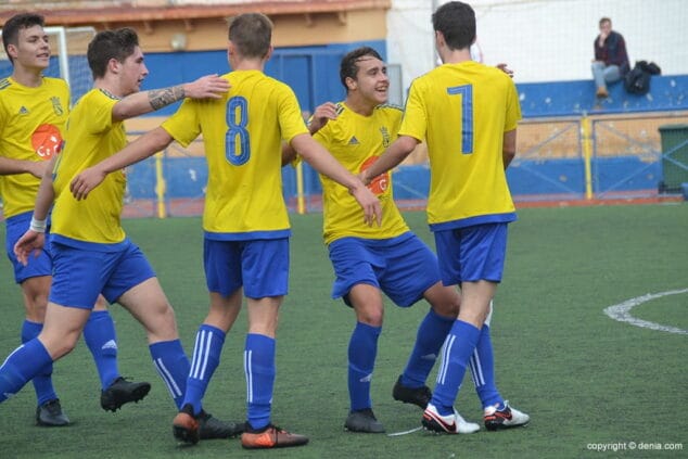 juveniles dianenses celebrando un gol