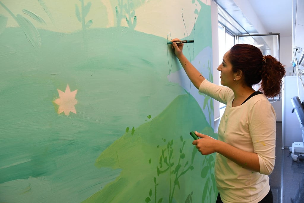 La artista cordobesa María Ortega pinta en el Hospital de Dénia
