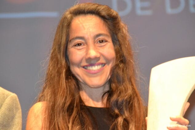 lili rivas con la escultura de modesto mari