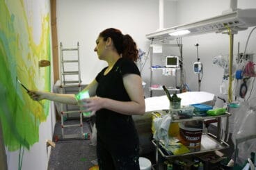 María Ortega durante los trabajos de pintura
