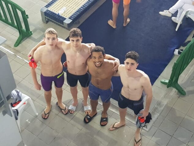 miguel ordonez con sus companeros del relevo 4x100 del club natacion calpe