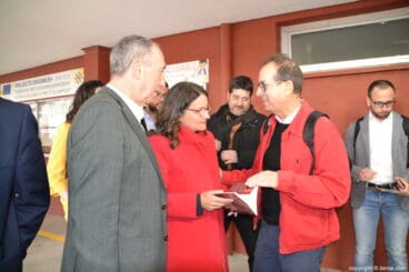 Acto de Compromís en Dénia – Entrega de un libro a Mónica Oltra