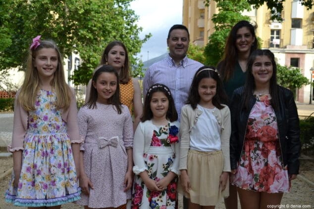 11 candidatas a falleras mayores de denia 2020 con el presidente de la junta local fallera