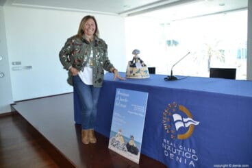 Amparo Mata inaugura una exposición de meninas en el Real Club Náutico de Dénia