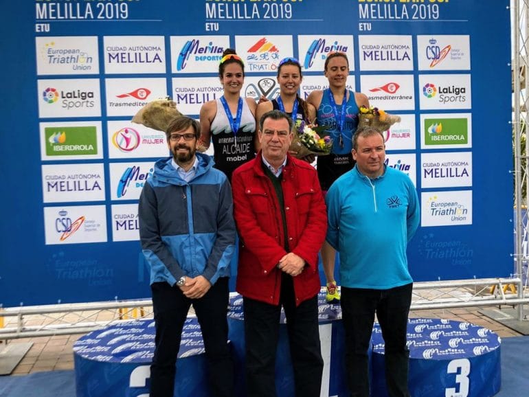 Andrea Fernández en lo alto del podio