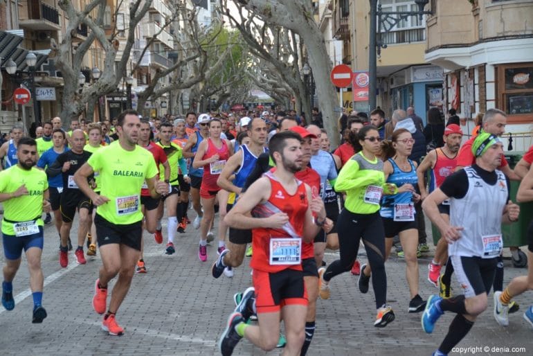 Atletas del Dénia Corres durante la prueba