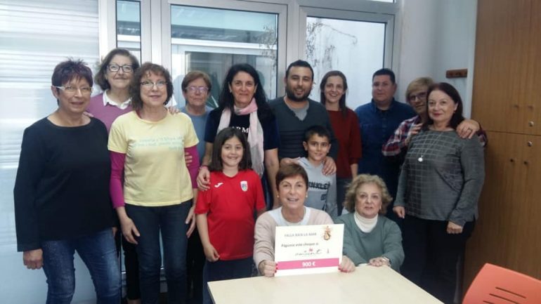 Baix la Mar lliurament a Amunt Contra el Càncer la recaptació de les xapes solidàries