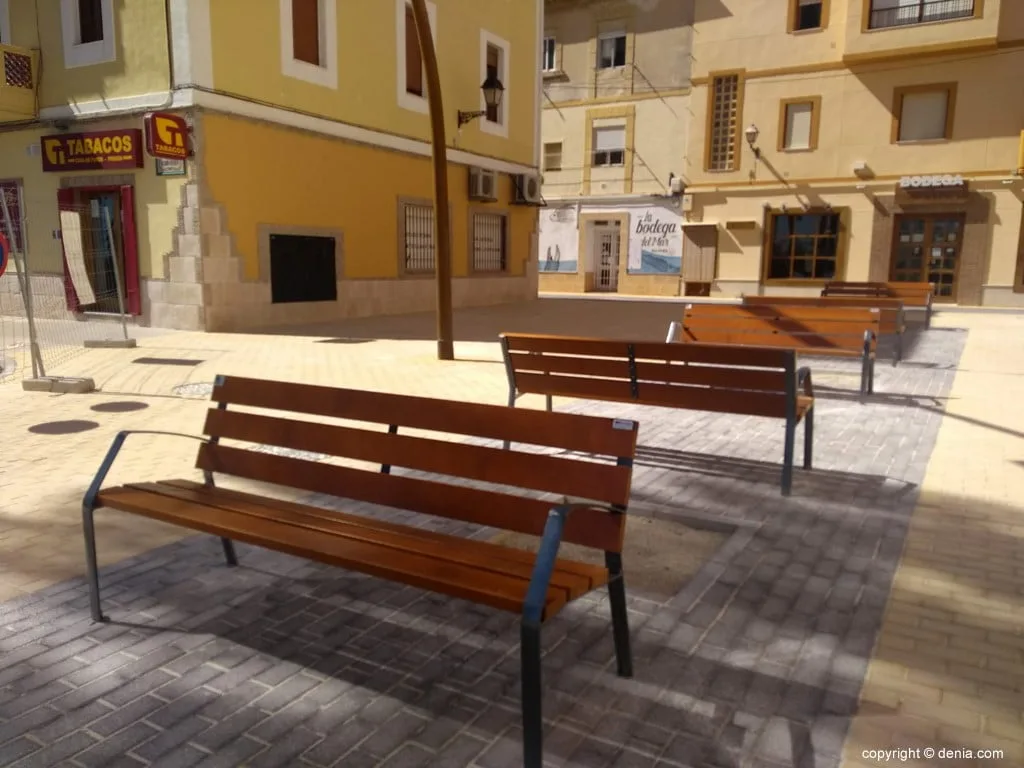 Bancos instalados en la Plaza de la Fontanella