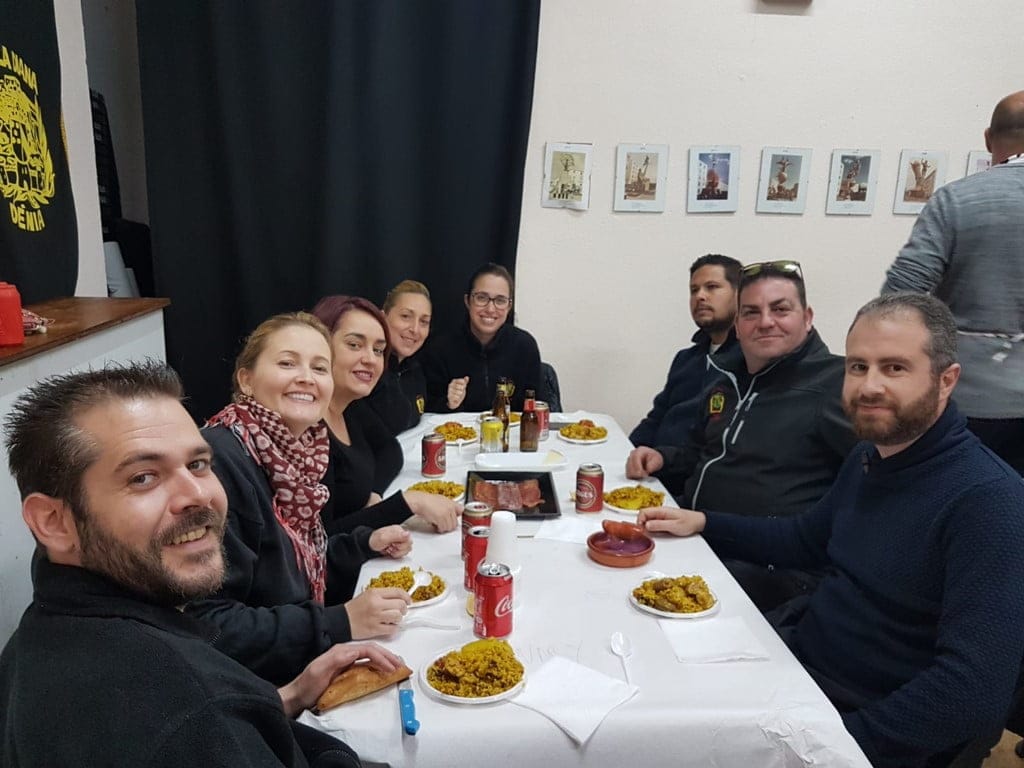 Buen ambiente en la jornada de 'apuntà' de la Falla Diana 1 cena de apunta en la falla diana