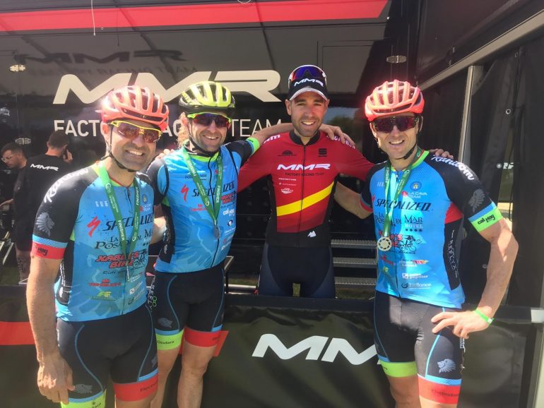 Ciclistas de la Cava Team con el campeón de España