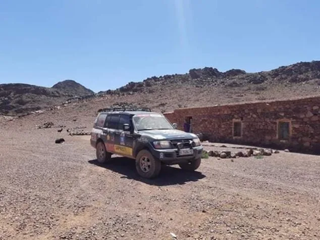 coche del equipo tronuqte en el desierto