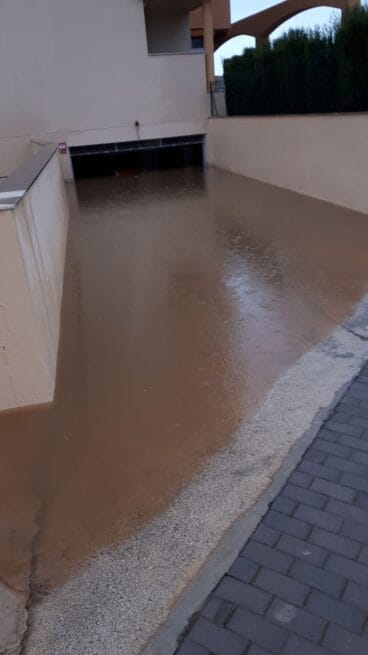 Coches hundidos en el garaje