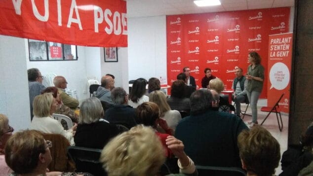 conversaciones de los vecinos en la sede socialista