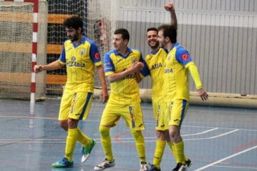 curro felicitado por sus companeros tras marcar