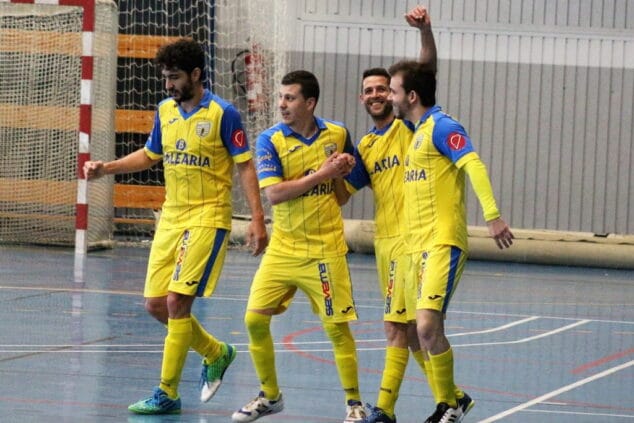 curro felicitado por sus companeros tras marcar