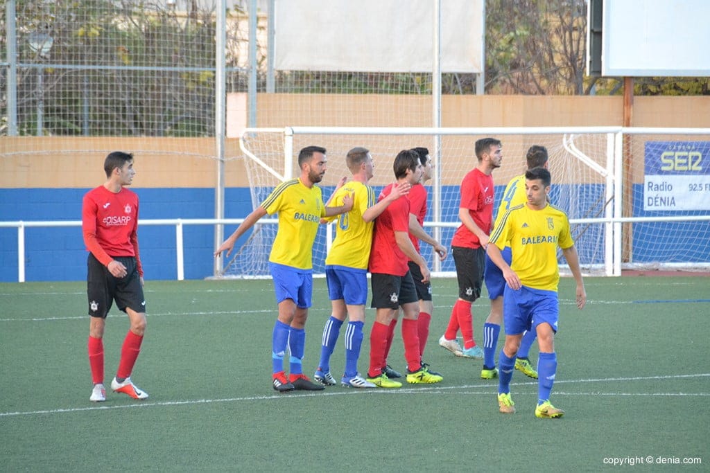 defensa dianense marcando a atacantes de la ud portuarios