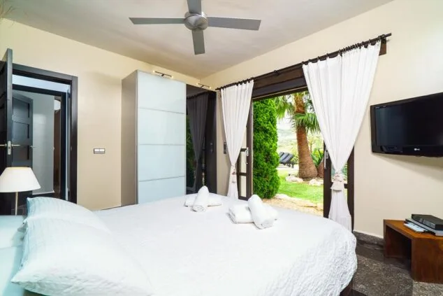 Tus vacaciones de ensueño con la fantástica villa para 10 personas de Aguila Rent a Villa 8 dormitorio puerta jardin aguila rent a villa