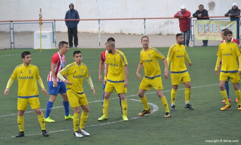 El CD Dénia montando su defensa