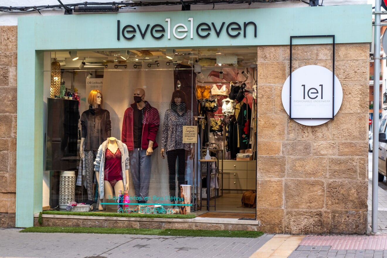 Fachada de Leveleleven en Dénia