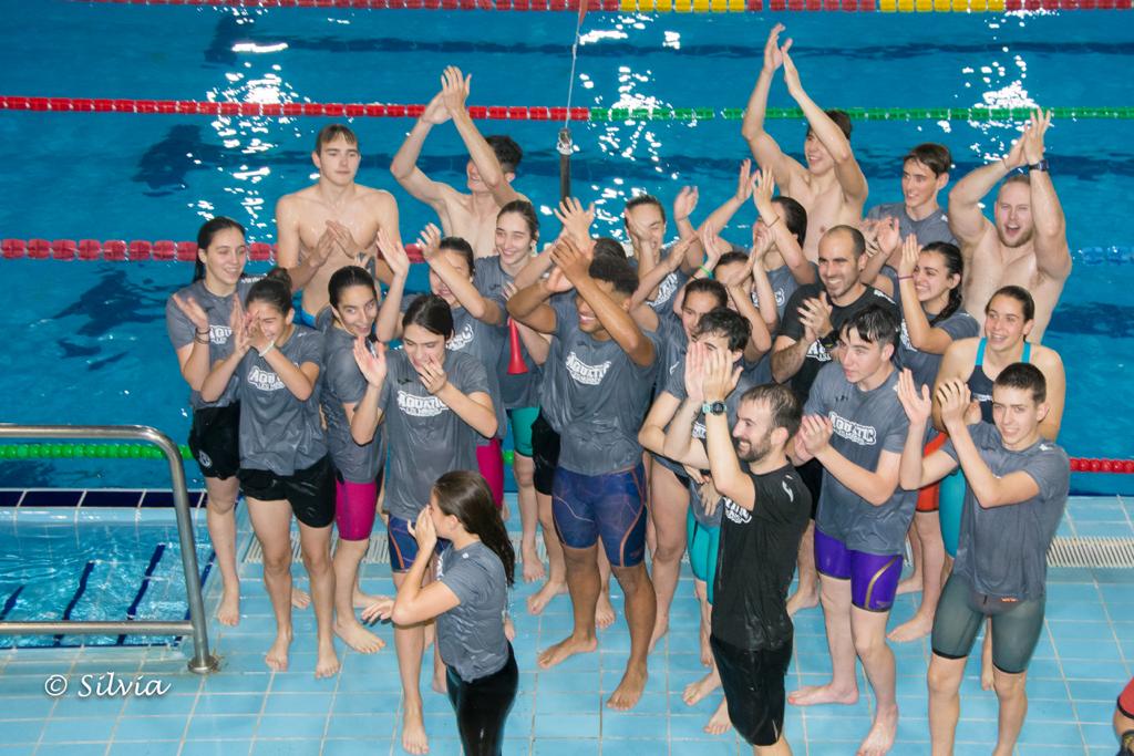 El Club Aquatics Les Marines logra el Campeonato de 2ª División y asciende a Primera 2 felices los nadadores del club aquatics les marines